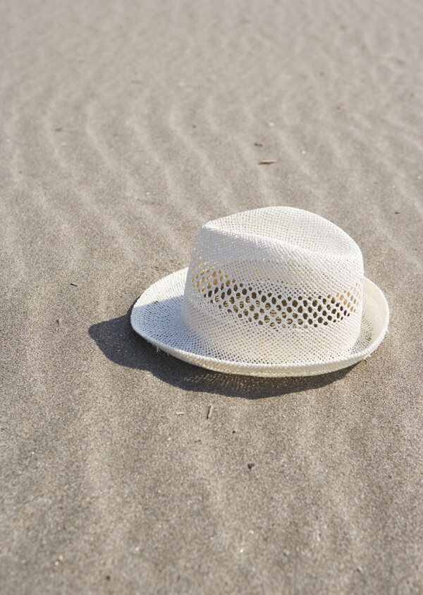 沙滩上的帽子图片