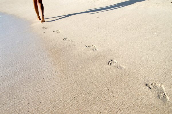 踩在沙滩上的脚印图片