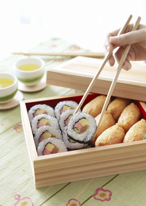 吃寿司图片