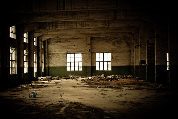 废弃的工厂车间图片