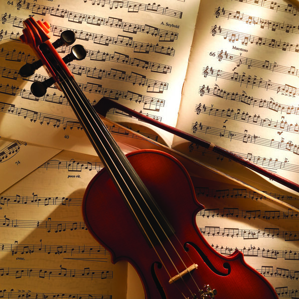 小提琴与音乐乐谱特写图片