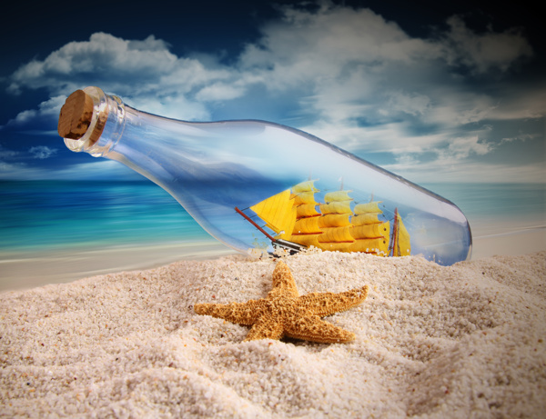 沙子上的幸运瓶和海星图片