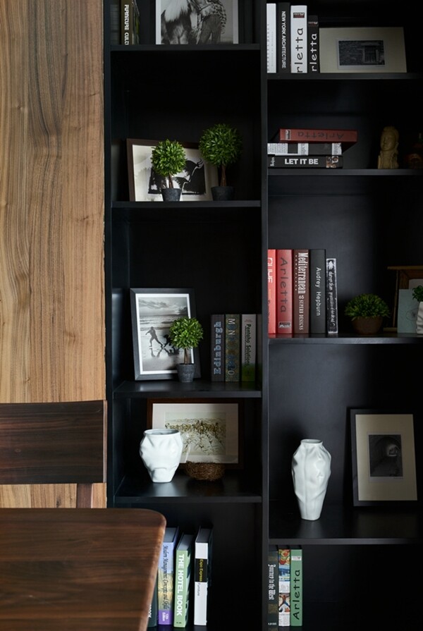 现代时尚客厅黑色质感书架室内装修效果图