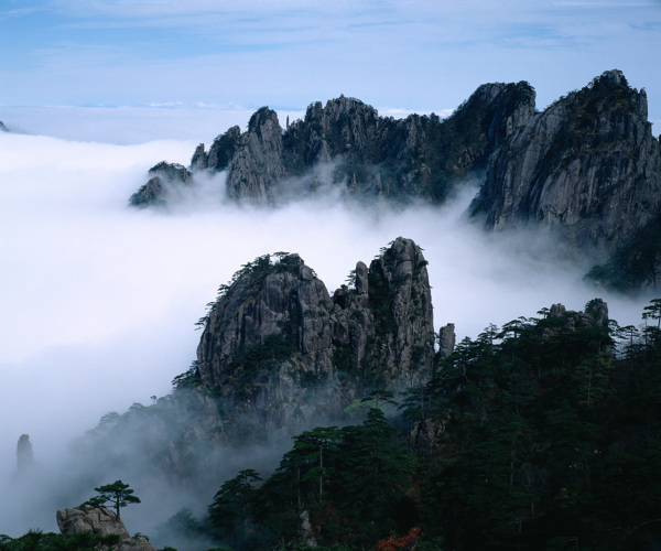 云雾缭绕山顶风景画