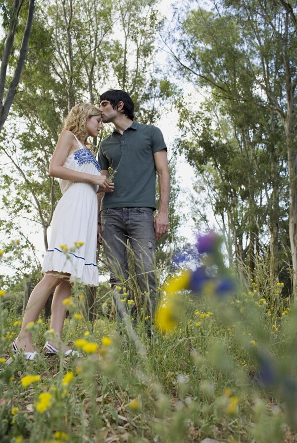 花丛中的年轻情侣图片