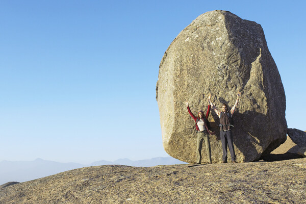 石头边上的登山运动员图片