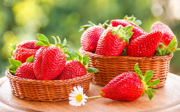 红红新鲜草莓图片