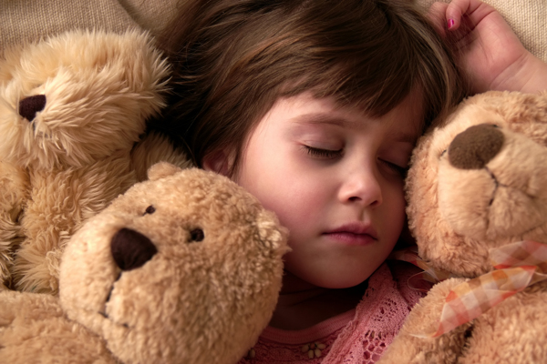 睡在玩具熊中的小学生图片