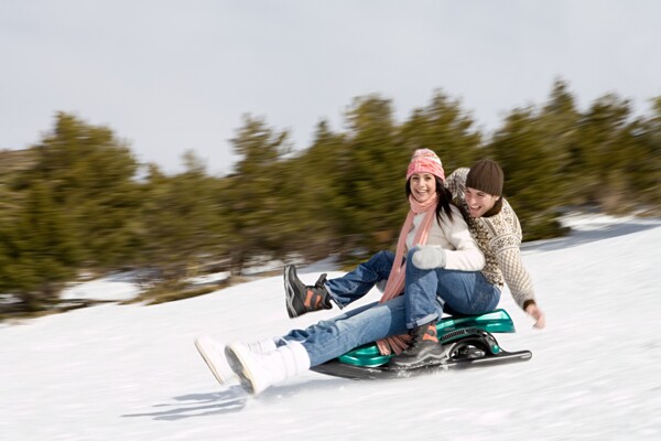 滑雪的外国情侣图片
