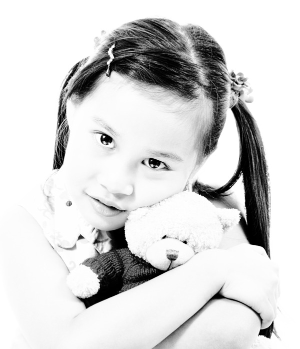 可爱的小女孩抱着她的玩具熊