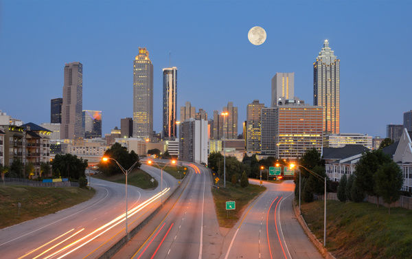 圆月与城市夜景图片