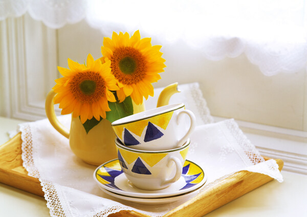 窗前向日葵茶壶茶杯图片