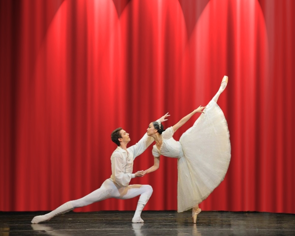 芭蕾舞台双人舞蹈psd源文件免费下载