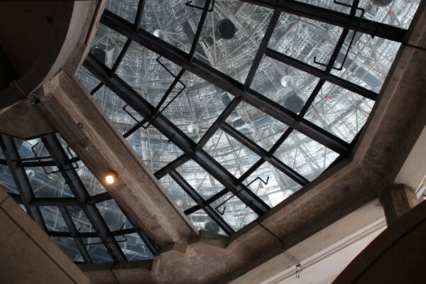 室内建筑玻璃窗顶摄影背景图