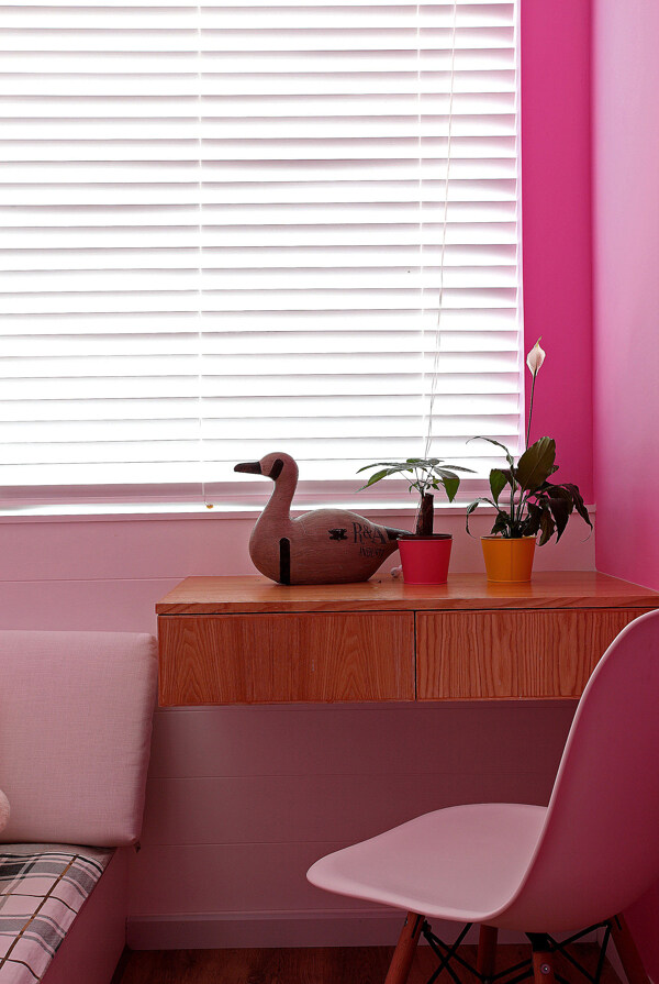 现代少女卧室粉色背景墙室内装修效果图
