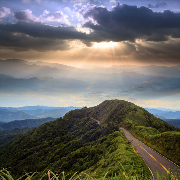 山峰上的道路图片