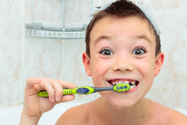 在刷牙的小男孩图片