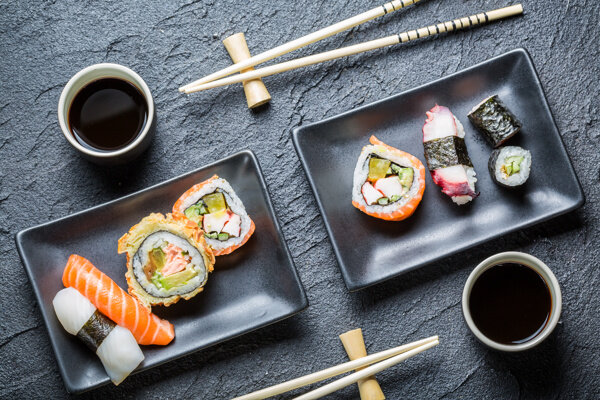 盘子里的三文鱼寿司图片