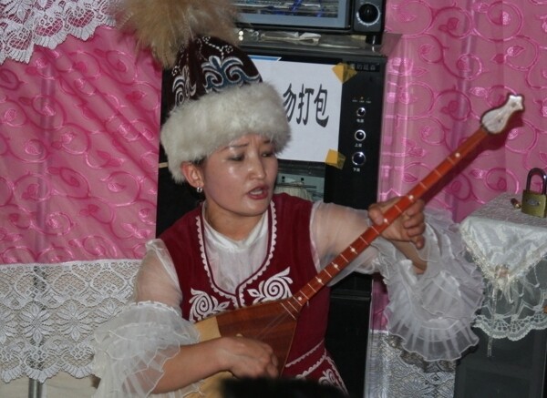 拉胡琴的新疆姑娘图片