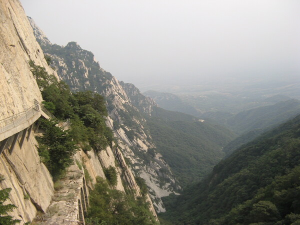 陡峭悬崖图片