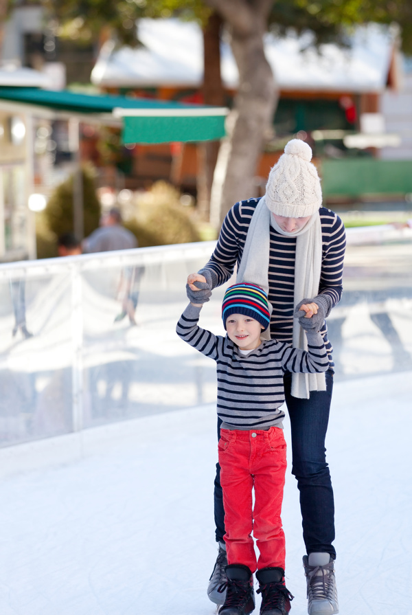 教儿子学滑冰的妈妈图片