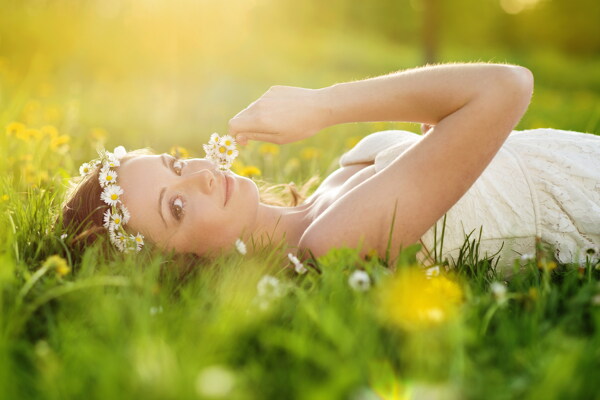 躺在草地上美女图片
