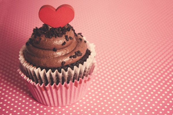 红色心形巧克力蛋糕图片