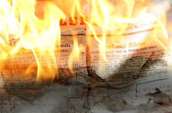 火素材燃烧的报纸高清背景