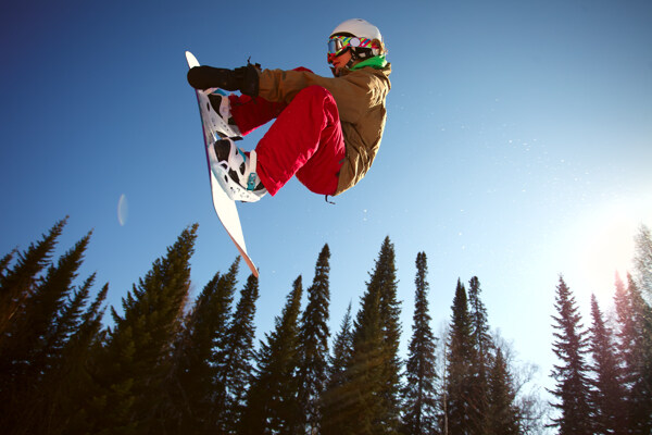 腾空跃起的滑雪运动员图片