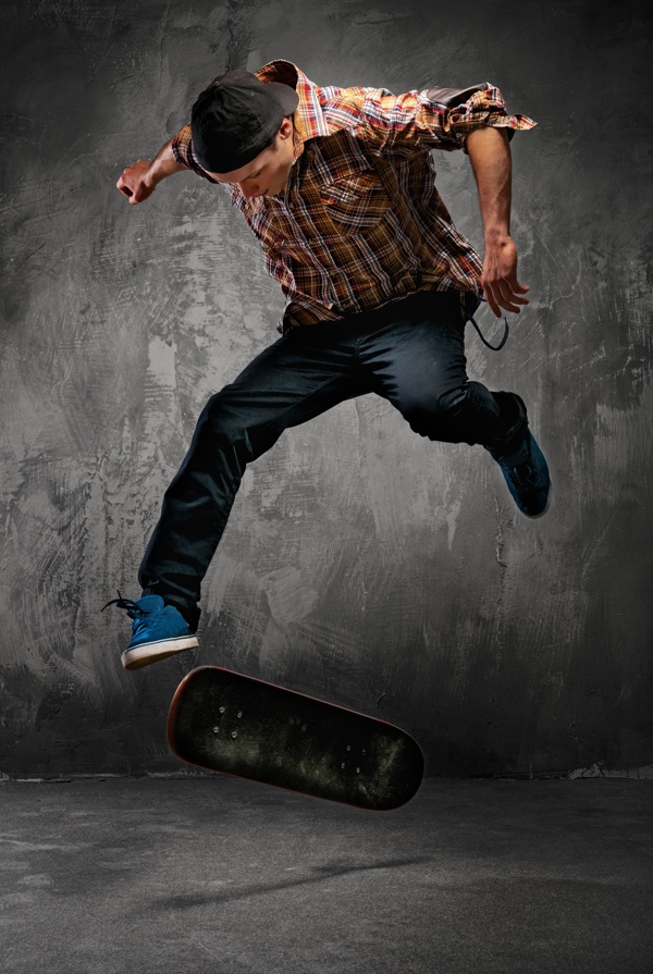 跳跃的滑板青年男生图片