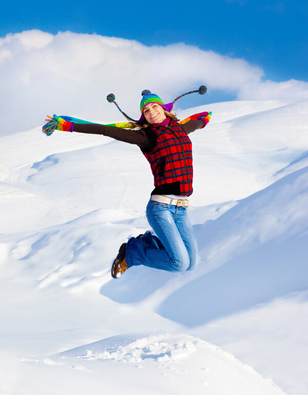 雪地上跳跃的女人图片