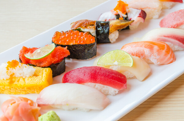 盘子里的寿司与生鱼片图片