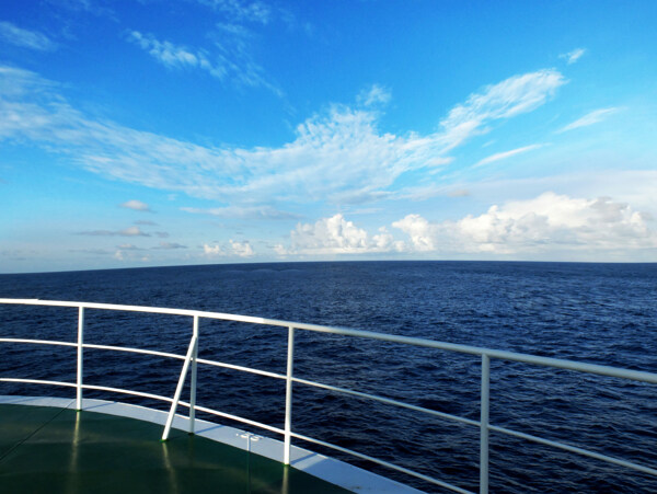 大海的蓝天白云图片