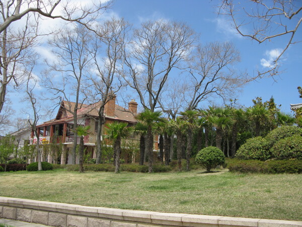 威海刘公岛风景蓝天树房子