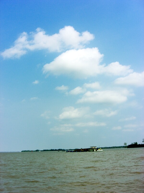白云朵朵蓝天海水
