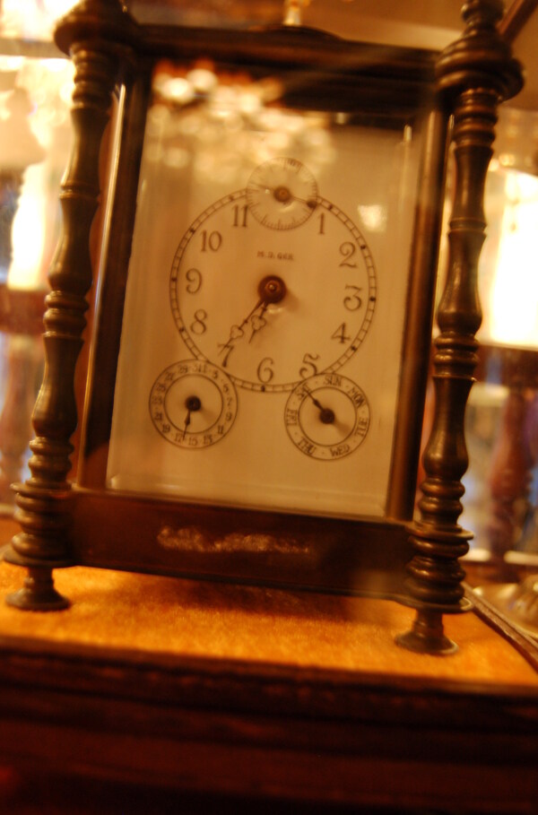 红酒餐厅的老式钟表图片