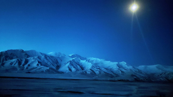 月光下的雪山