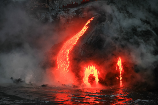 火山爆发岩浆摄影图片