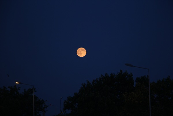 宁静黑夜天空上一轮明月