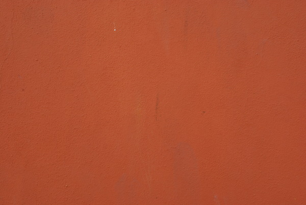 橙色背景墙上