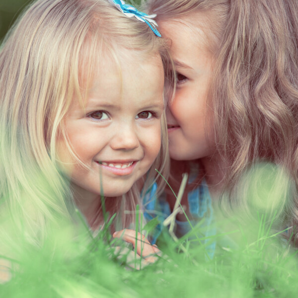 草地上的两个小女孩图片