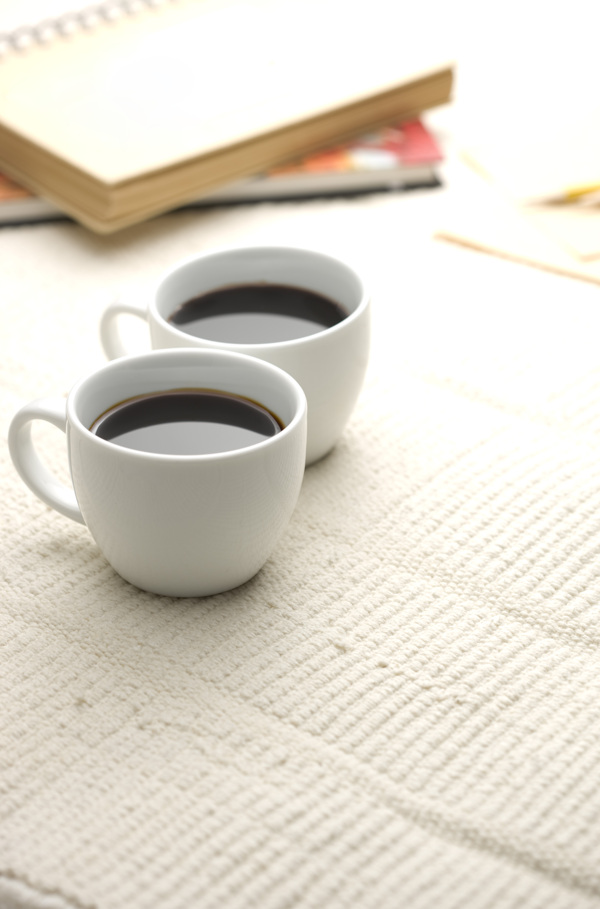 两杯咖啡与记事本图片图片