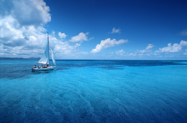 蓝色海上帆船图片